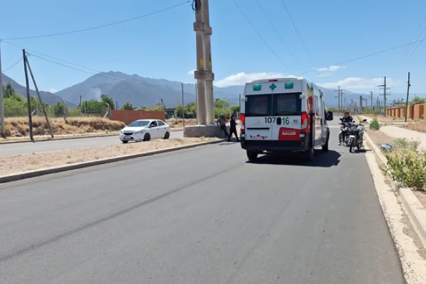  Choque de una motocicleta y  un automóvil dejó daños materiales