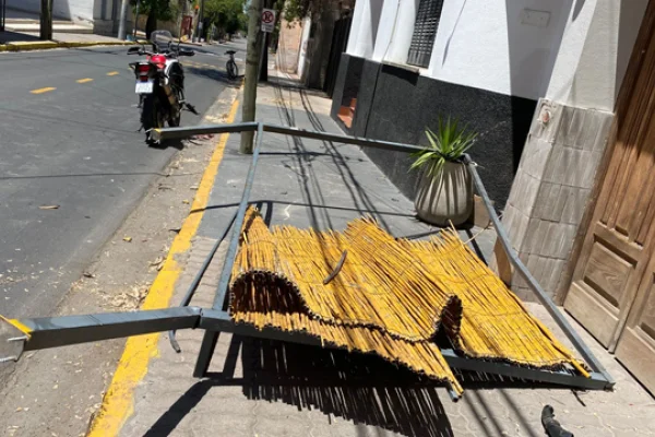Padre e hija resultaron ilesos tras chocar el techo de un comercio