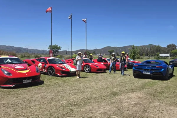 Más de treinta Ferrari pasaron por La Rioja en el tour Passione Ferrari 2025