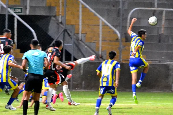 Defensores venció a Chacarita y se cortó como único líder en el Torneo Regional