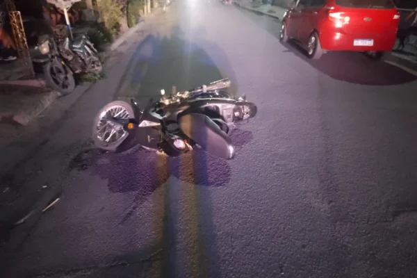 Una menor en motocicleta chocó de frente con una bicicleta y sufrió varias heridas