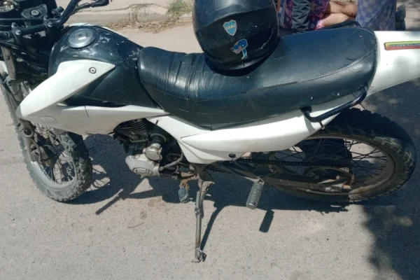 Fuerte impacto entre una motocicleta y un auto no dejó heridos