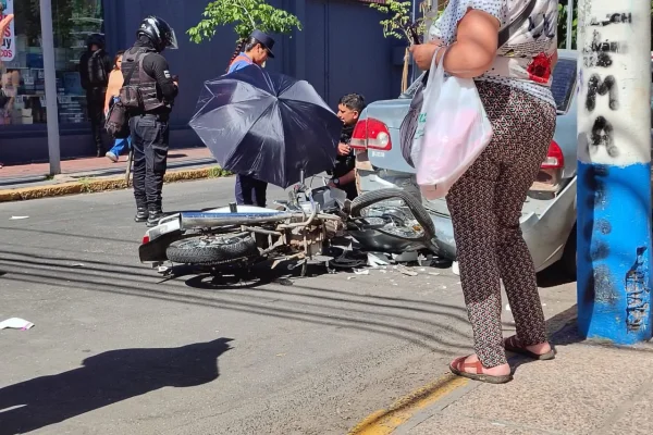 Fuerte siniestro vial en el centro dejó un herido