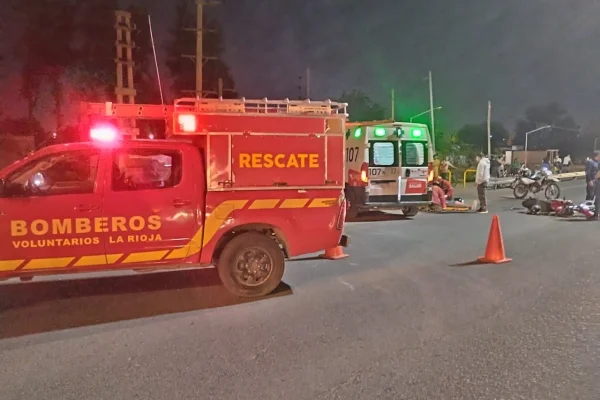 Dos motociclistas terminaron en el hospital tras un siniestro vial