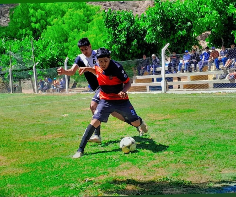 San Vicente goleó y sigue en la cima.
