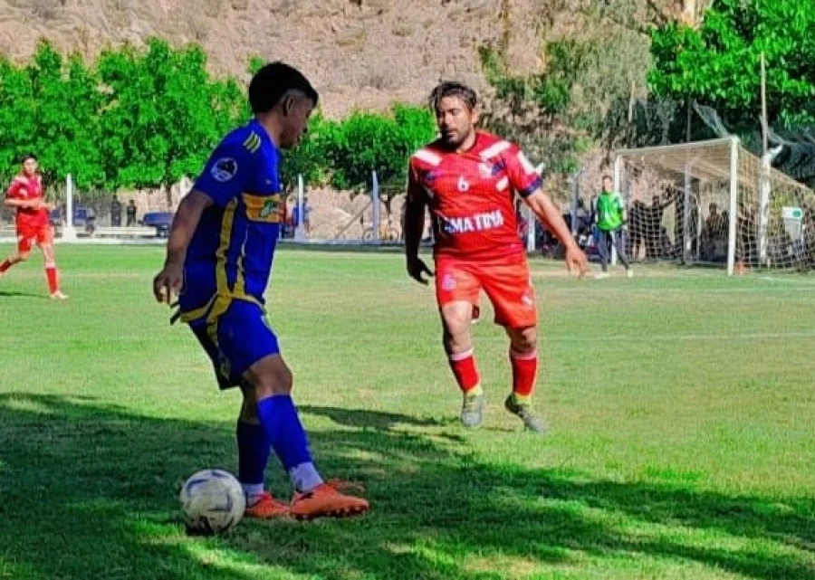 La Boca goleó a Independiente y sigue al acecho de la punta.