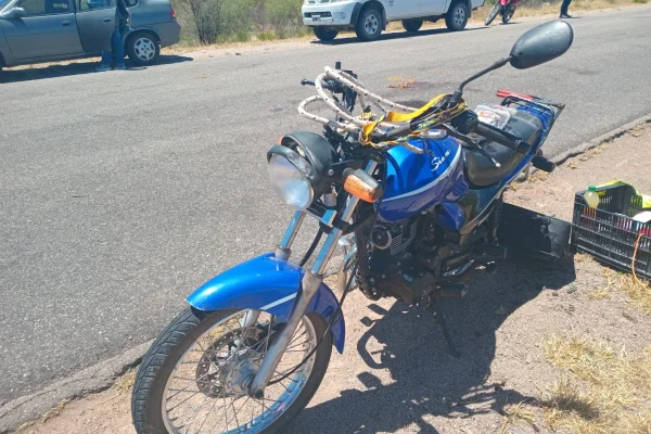 Reventó el neumático de su moto, cayó al asfalto y se fracturó