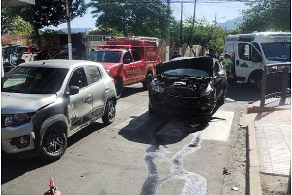 Fuerte siniestro vial entre dos autos dejó a una mujer herida