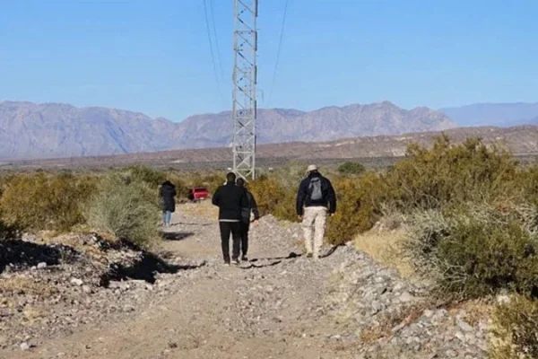 Discutió con su pareja, se bajó del auto en medio de la nada y se perdió