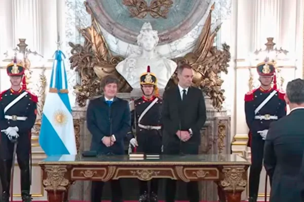 Javier Milei le tomó juramento a Manuel Adorni, quien asumió la Jefatura de Gabinete en lugar de Francos