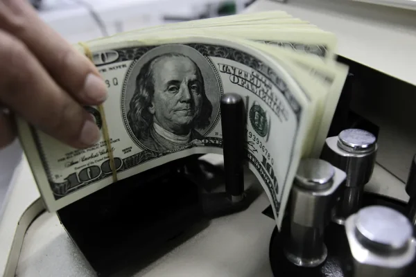 El dólar se mantuvo estable y se desplomó el riesgo país