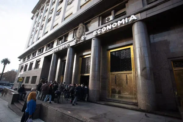 El Gobierno renovó toda la deuda que vencía y logró mayores plazos y menores tasas