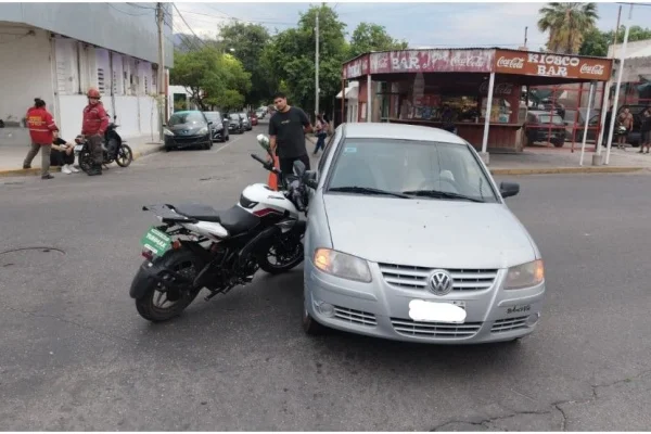 Un motociclista resultó herido tras un siniestro vial con un auto