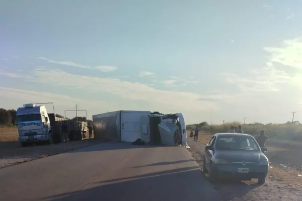 Volcó un camión sobre Ruta 5 y está cortado el tránsito