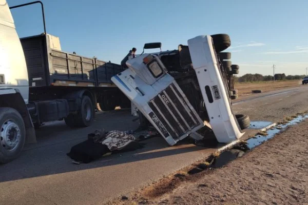 Volcó un camión sobre Ruta 5 y hubo un herido con lesiones leves