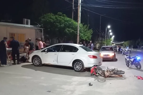 Una mujer sin casco chocó su moto contra un auto y terminó herida