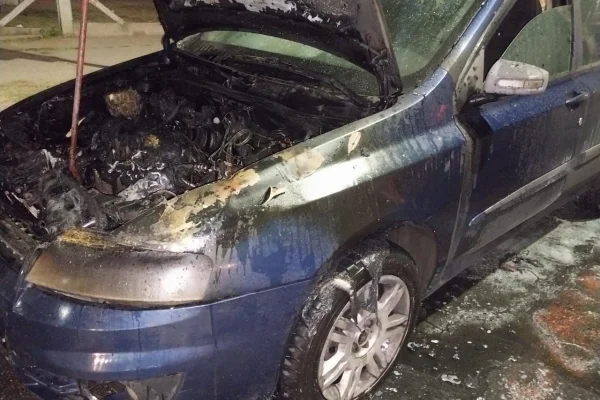 Incendio dejó solo daños en  un auto
