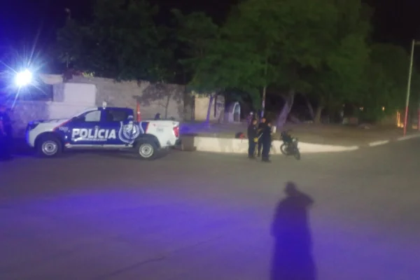 Siniestro vial entre un móvil policial y una moto dejó daños materiales