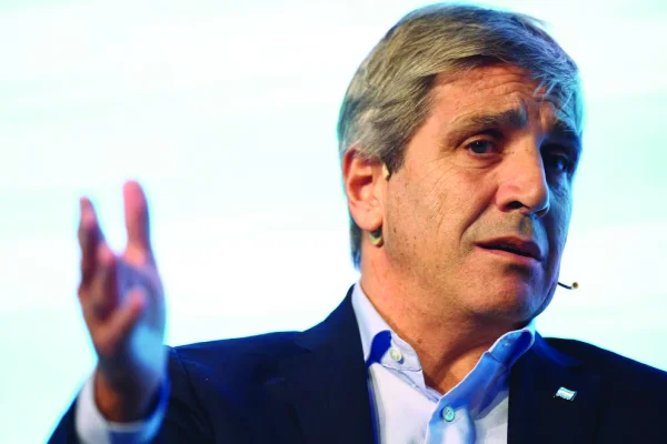 Caputo admitió modificaciones al régimen de bandas cambiarias