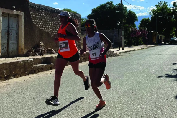 Atletismo de Famatina: Federico López Bordoni y Verónica Páez ganaron el Cross Urbano “Virgen del Valle”