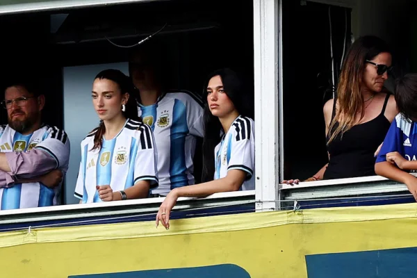 Dua Lipa dijo presente en La Bombonera: el Superclásico que jugaron Boca y River con la artista
