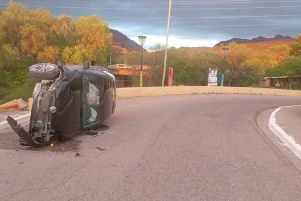 Chocó contra un muro, volcó y salió ileso