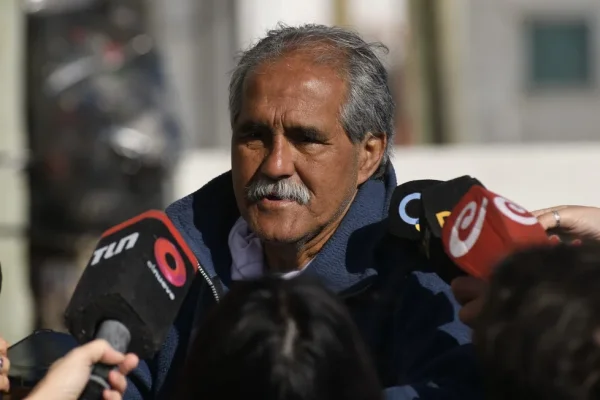 Un auto casi chocó contra la casa del abuelo de Morena y Brenda: “Sospechamos de un intento de atentado”