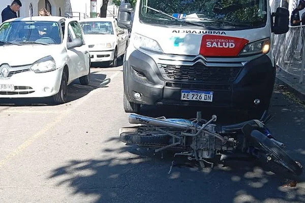 Una motociclista sufrió fracturas en su piernas tras un siniestro vial
