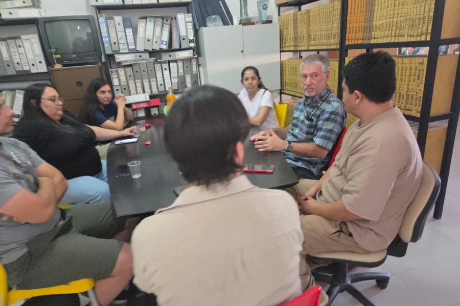 Los alumnos en la redacción del diario.