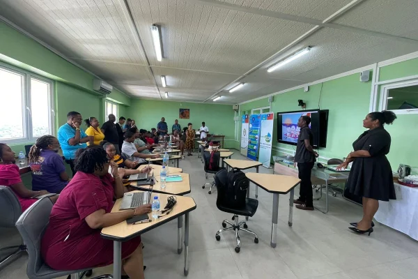 Escuela de Sañogasta recibió una donación de Taiwán para crear un aula digital