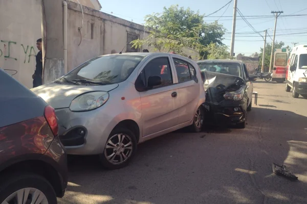 Perdió el control de su auto y provocó un choque en cadena que dejó dos heridos