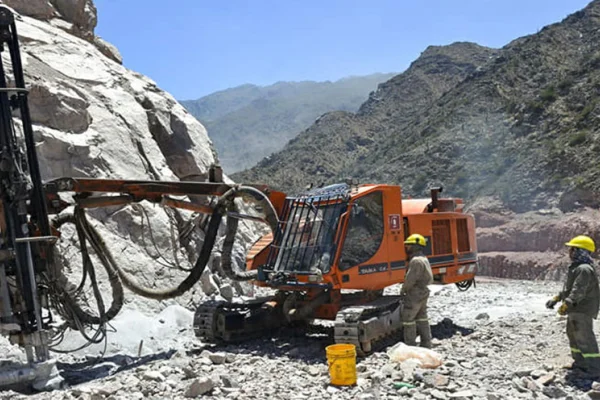 Paralizaron dos obras en construcción y más de 70 obreros quedaron sin trabajo