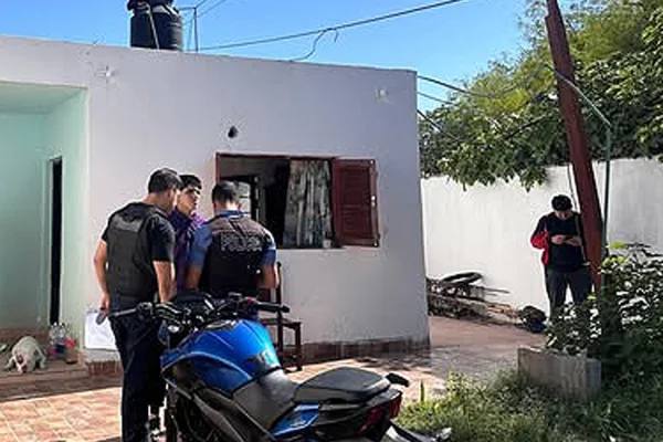 Allanamientos en la capital dejó dos detenidos y varios elementos secuestrados