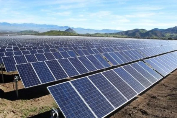 Potencian la energía renovable con créditos y parques solares