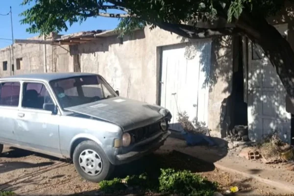 Se estrelló contra una casa  y  se dio a la fuga