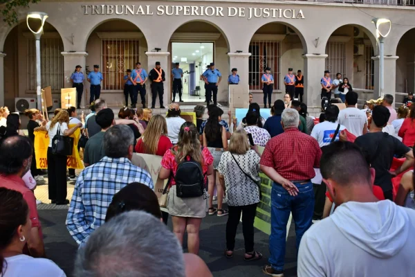 Reclamo frente al Tribunal Superior: víctimas y familiares exigieron respuestas a la Justicia riojana