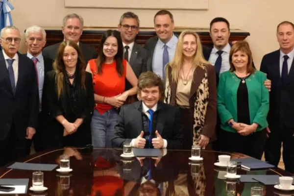 Javier Milei encabeza una reunión de gabinete y reactivó la mesa política de LLA tras la salida de Francos