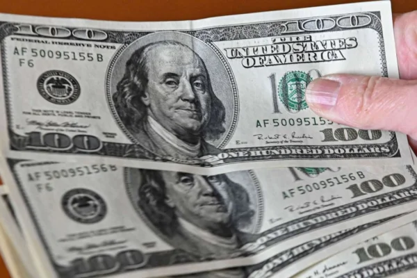 El dólar cayó a $1.435 y el riesgo país volvió a superar los 600 puntos