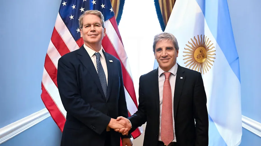 El secretario del Tesoro de EE.UU., Scott Bessent, y el ministro Luis Caputo, tras una reunión en Washington.