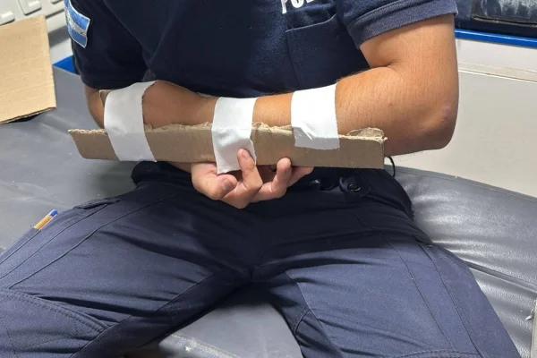 Motociclista quiso huir de un control y chocó a un policía produciéndole lesiones leves