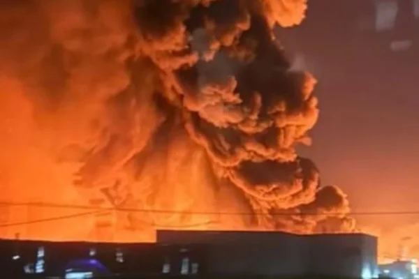 Impresionante explosión en el Polo Industrial de Ezeiza: arde una fábrica agroquímica