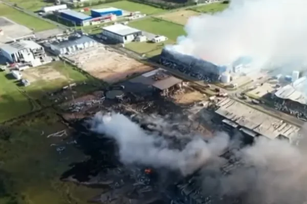 La explosión en Ezeiza afectó diez industrias y el fuego está controlado