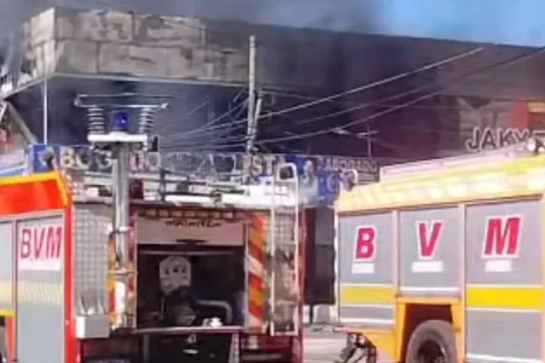 Columna de humo y caos: incendio consume centro comercial en Villa Celina