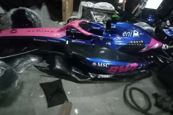 Son padre e hijo, recrearon el auto de Alpine en su casa de Merlo y recibieron un emotivo video de Colapinto