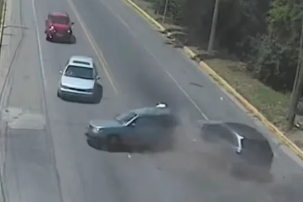 Brutal choque múltiple en Córdoba: una conductora tuvo que ser rescatada y dos mujeres terminaron internadas