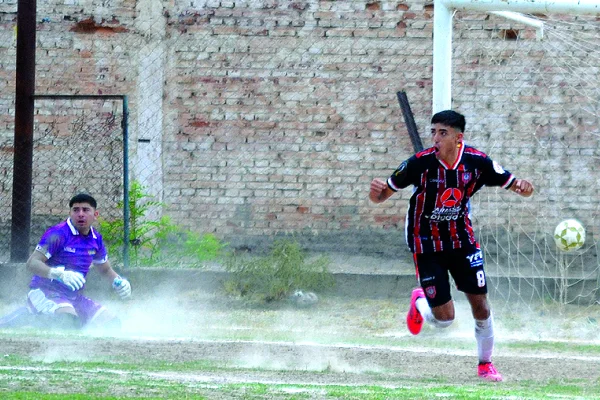 Fútbol: Chacarita Juniors lo dio vuelta y todavía sueña con la clasificación en el Regional