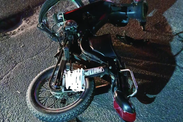 Un joven motociclista resultó herido luego de chocar con una camioneta