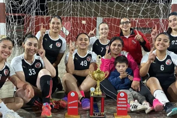 La noche de handball dejó alegría en independiente: las chicas fueron campeonas y el juvenil ganó ante un público que acompañó siempre
