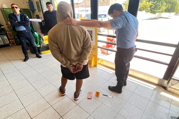 Arrebató un celular en un comercio de la capital y fue detenido