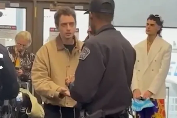 Ca7riel y Paco Amoroso fueron demorados por el FBI tras grabar un video en pleno vuelo